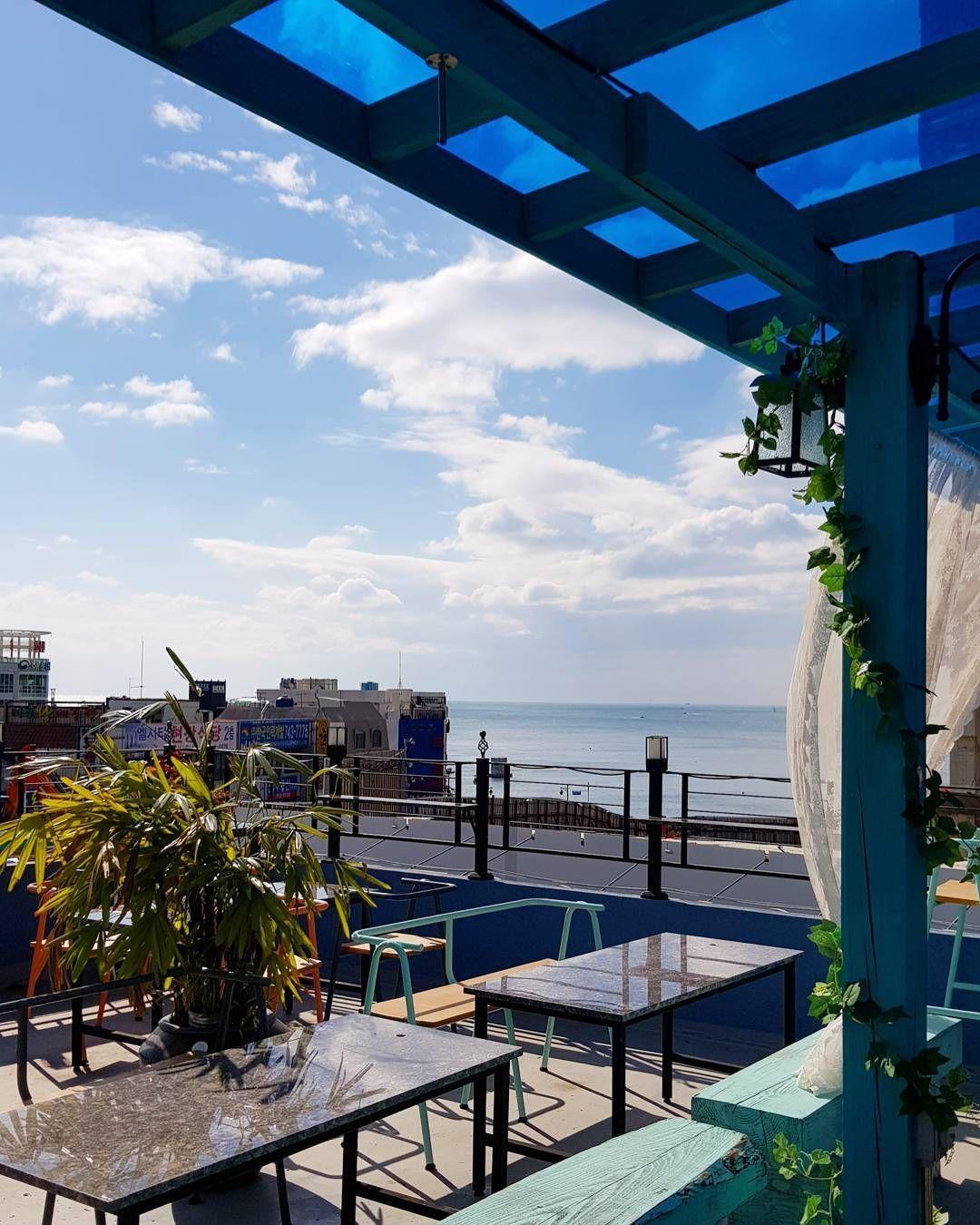 Dachterrasse von Maison Cote mit Aussicht auf das Meer in Haeundae.